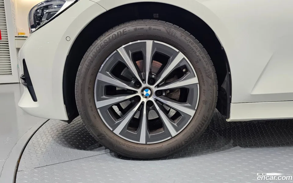 BMW 3 Series 320i 2022 — миниатюра 5