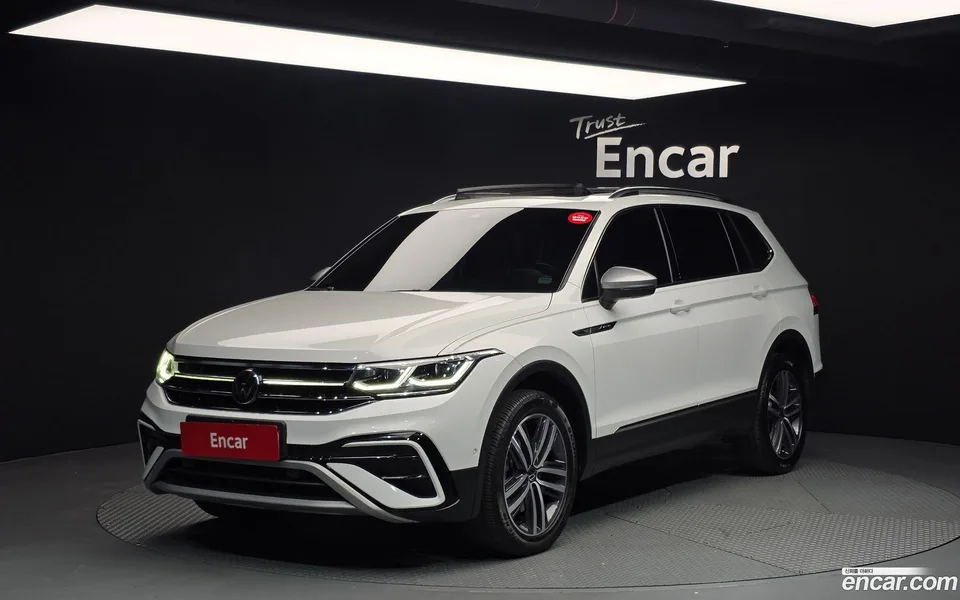 Volkswagen Tiguan Allspace 2.0 TSI 2023 — фото 1, купить с доставкой в Москву