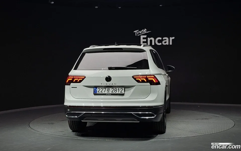 Volkswagen Tiguan Allspace 2.0 TSI 2023 — миниатюра 4