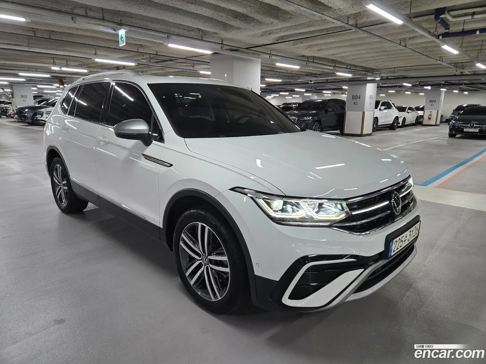 Volkswagen Tiguan Allspace 2.0 TSI 2022 — фото 1, купить с доставкой в Москву