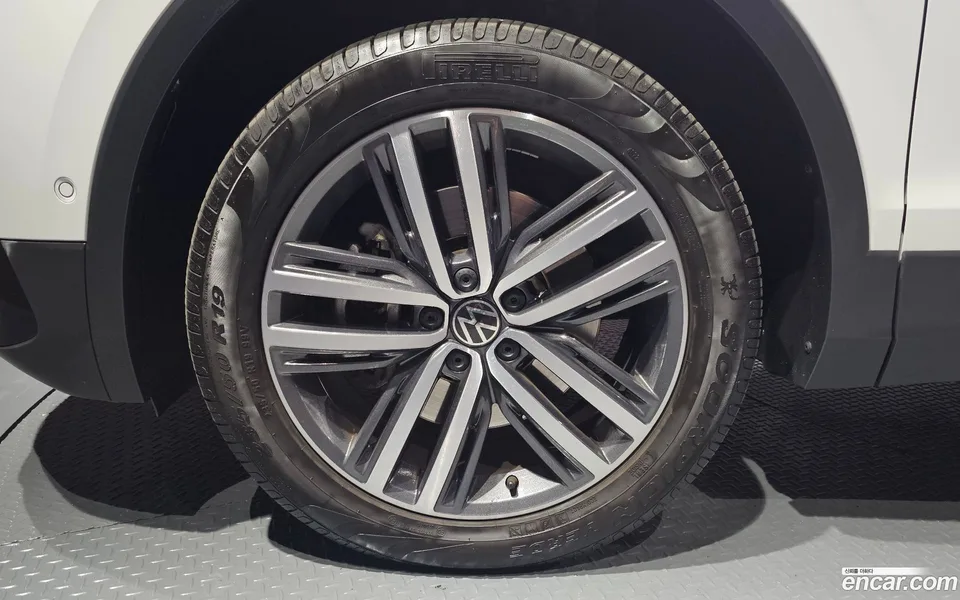 Volkswagen Tiguan Allspace 2.0 TSI 2023 — миниатюра 2