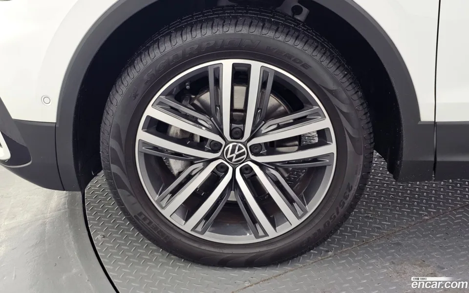 Volkswagen Tiguan Allspace 2.0 TSI 2023 — миниатюра 2