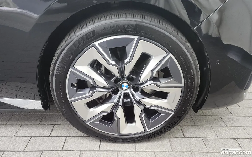 BMW i7 xDrive 60 2023 — миниатюра 2