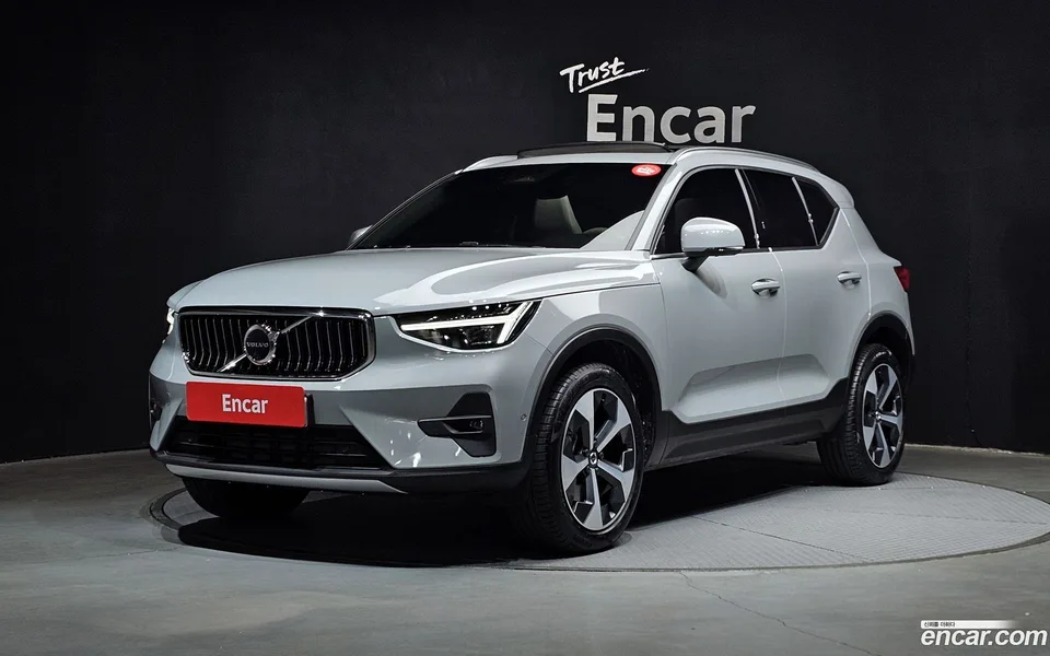 Volvo XC40 B4 2024 — фото 1, купить с доставкой в Москву