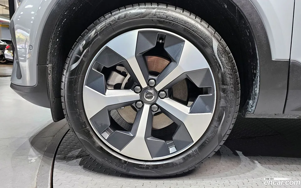 Volvo XC40 B4 2024 — миниатюра 5