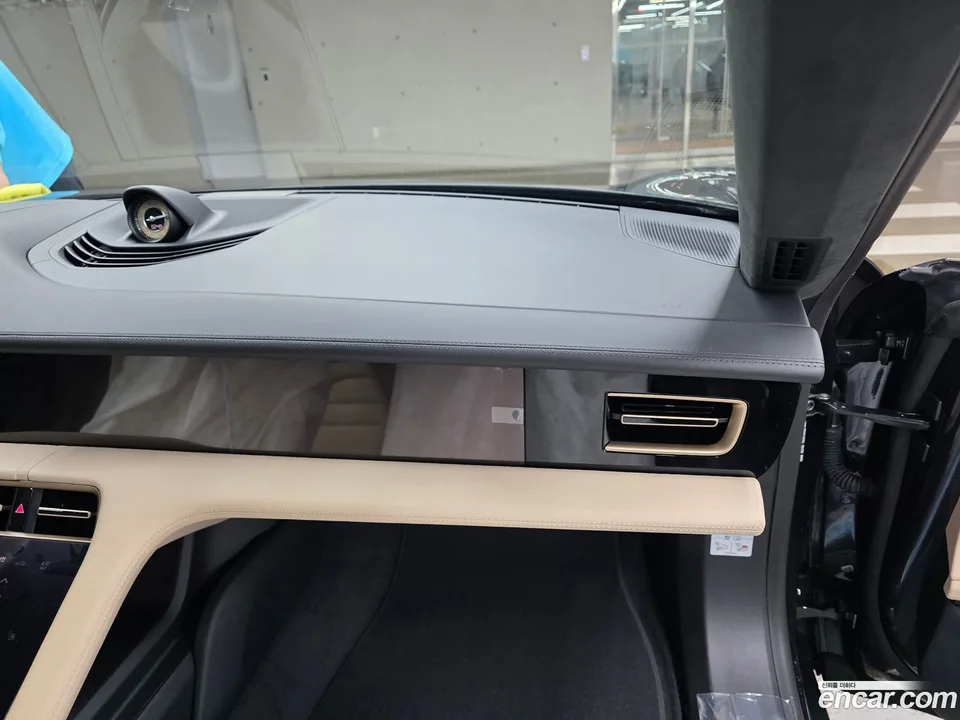 Porsche Taycan 2024 — миниатюра 4