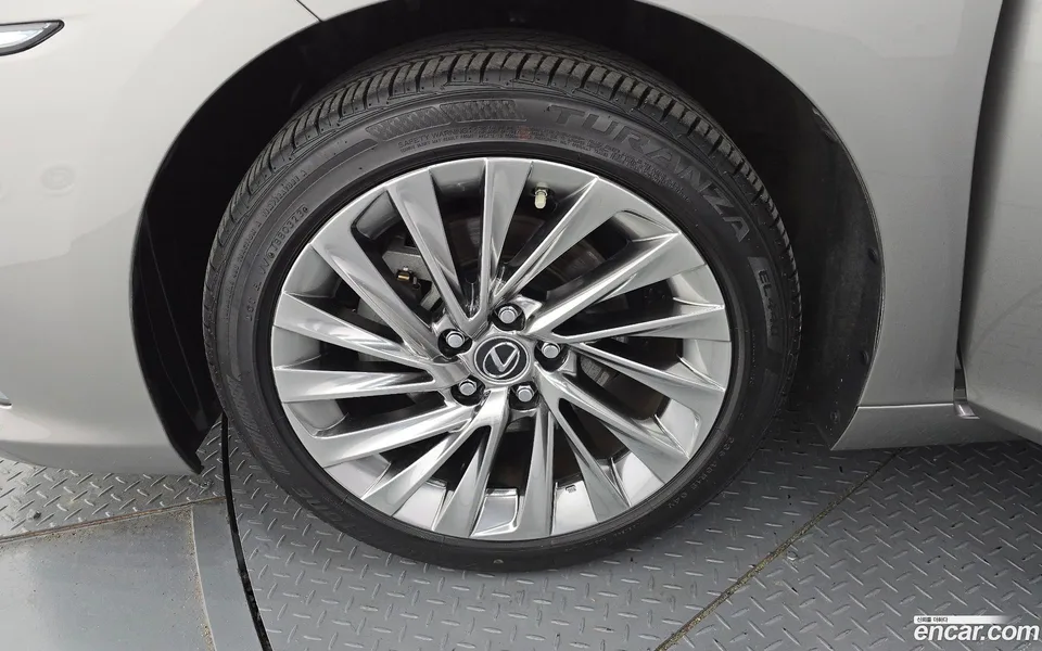 Lexus ES 300h 2023 — миниатюра 2