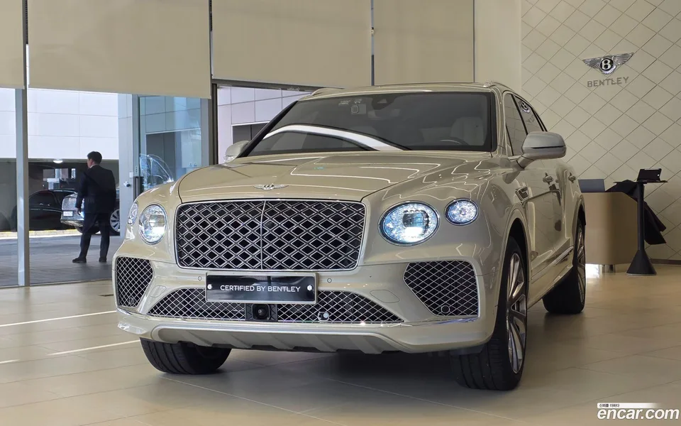 Bentley Bentayga 4.0 V8 EWB 2025 — фото 1, купить с доставкой в Москву