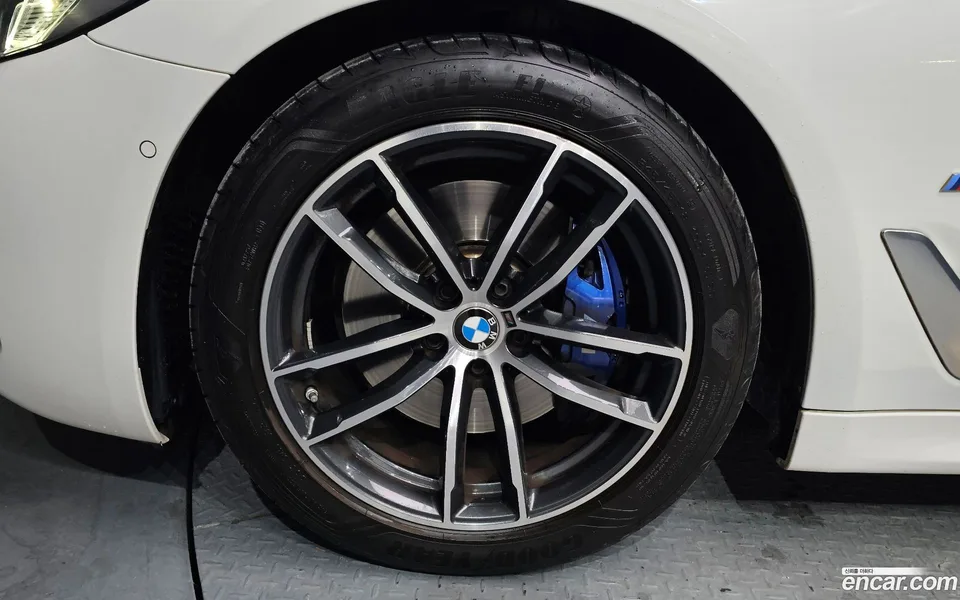 BMW 5 Series 520i M 2023 — thumbnail 2