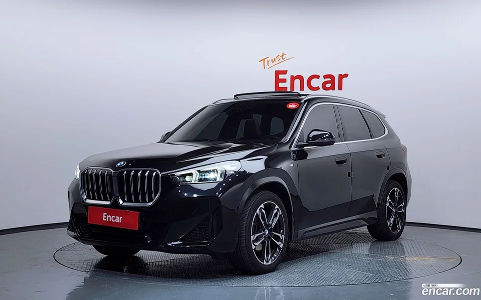 BMW X1 sDrive 20i M 2023 — фото 1, купить с доставкой в Москву