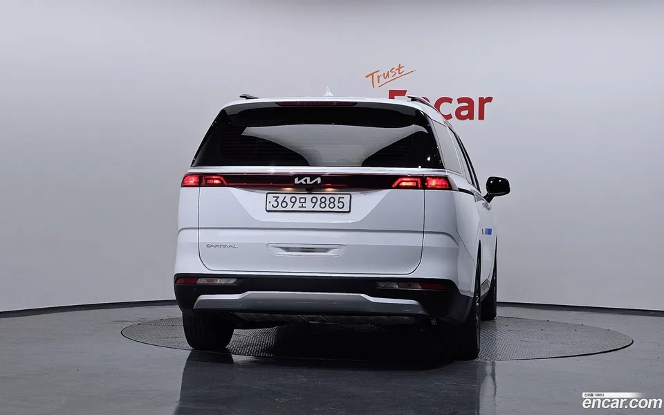 Kia Carnival 9 2023 — thumbnail 4