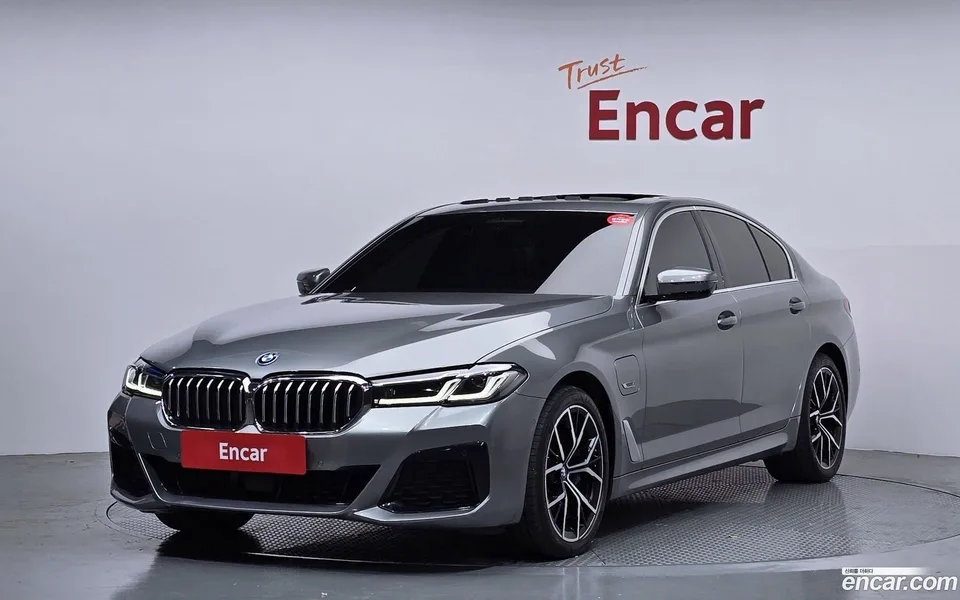 BMW 5 Series 530e M 2022 — фото 1, купить с доставкой в Москву