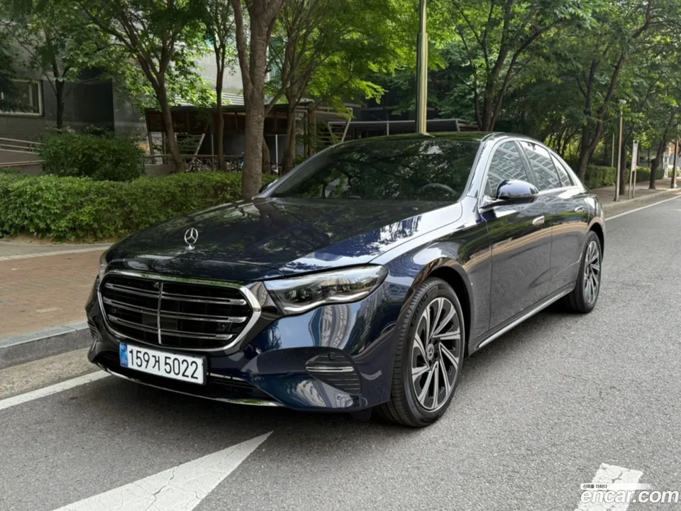 Mercedes-Benz E-Class E300 4MATIC 2025 — thumbnail 3
