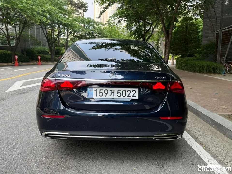 Mercedes-Benz E-Class E300 4MATIC 2025 — thumbnail 4