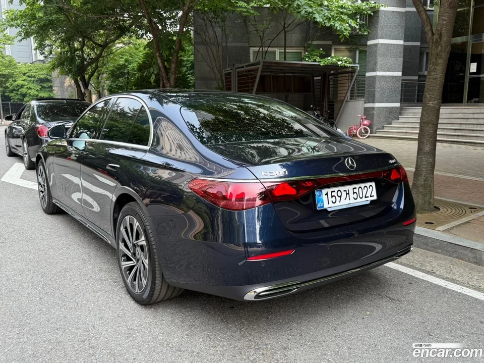 Mercedes-Benz E-Class E300 4MATIC 2025 — thumbnail 5