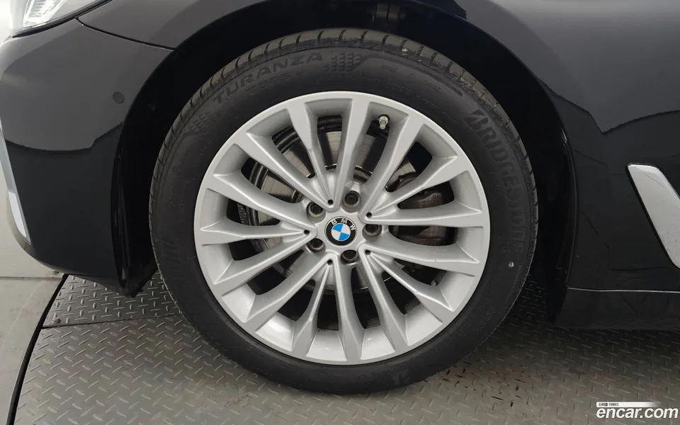 BMW 5 Series 520i 2022 — миниатюра 2