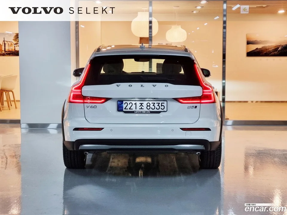 Volvo V60 Cross Country B5 AWD 2025 — миниатюра 4