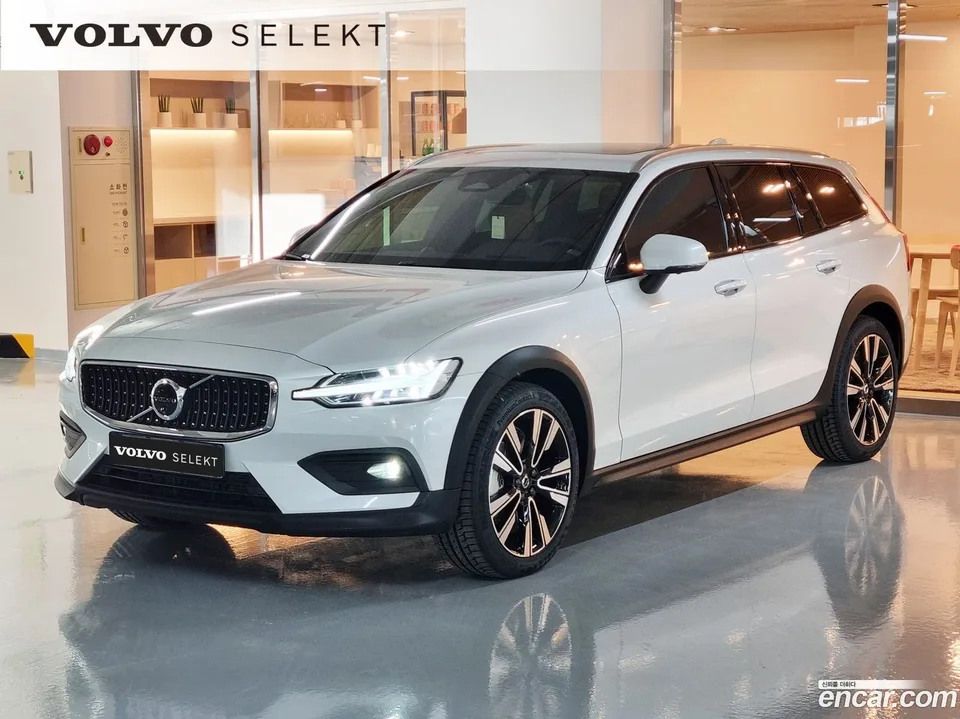 Volvo V60 Cross Country B5 AWD 2025 — фото 1, купить с доставкой в Москву