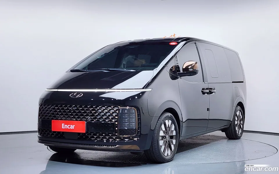 Hyundai Staria 4WD 7 2022 — фото 1, купить с доставкой в Москву