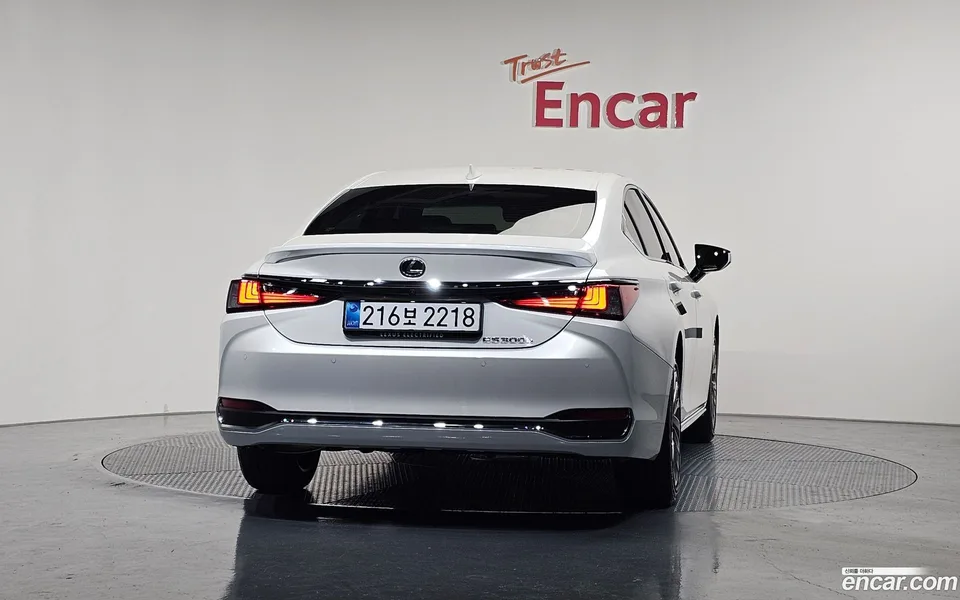 Lexus ES 300h 2025 — миниатюра 4