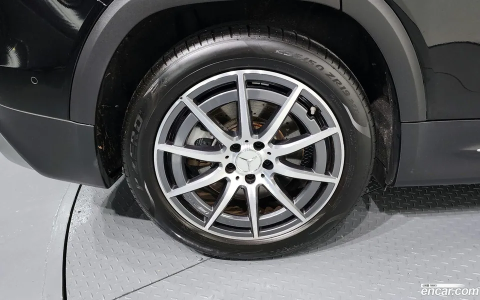 Mercedes-Benz GLB-Class AMG GLB35 4MATIC 2023 — миниатюра 5