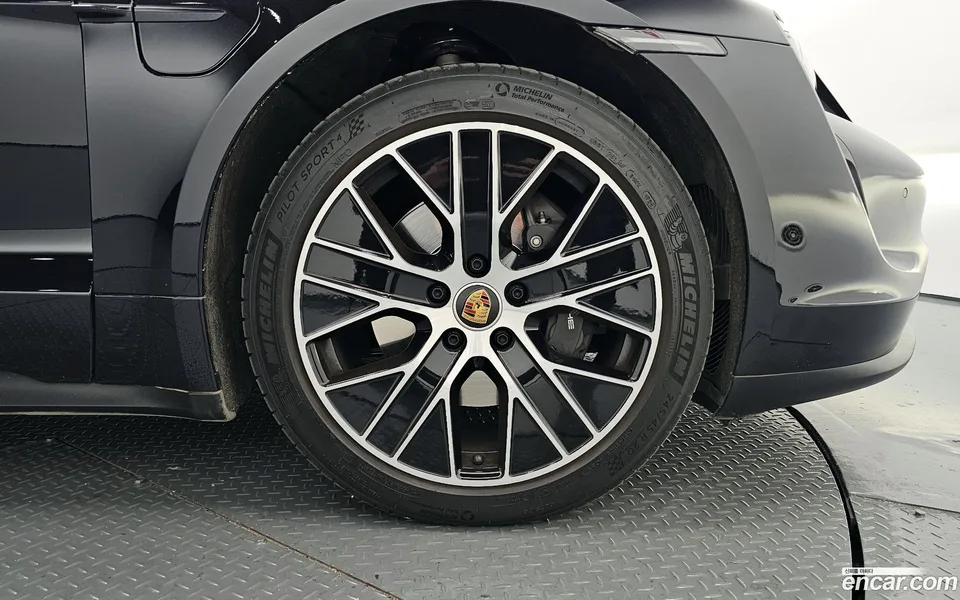 Porsche Taycan 2023 — миниатюра 2