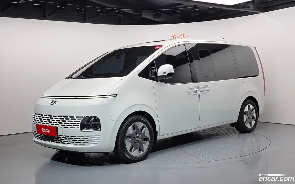 Hyundai Staria 9 2023 — фото 1, купить с доставкой в Москву