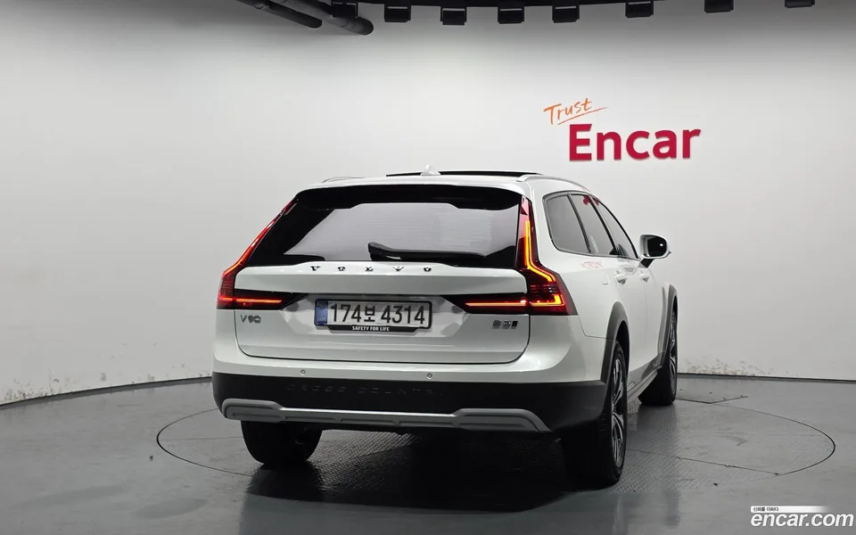 Volvo V90 Cross Country B5 AWD 2025 — миниатюра 4