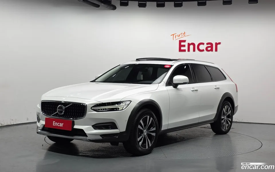 Volvo V90 Cross Country B5 AWD 2025 — фото 1, купить с доставкой в Москву