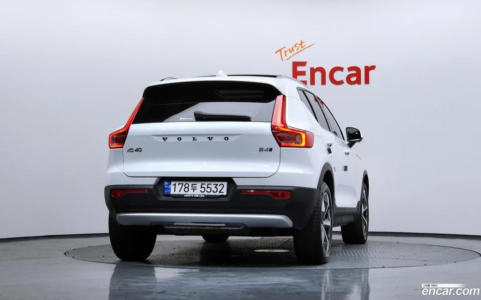 Volvo XC40 B4 2023 — миниатюра 4
