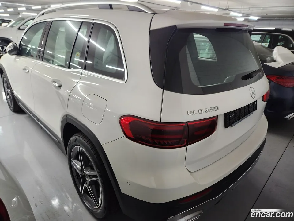 Mercedes-Benz GLB-Class GLB250 4MATIC 2025 — миниатюра 3