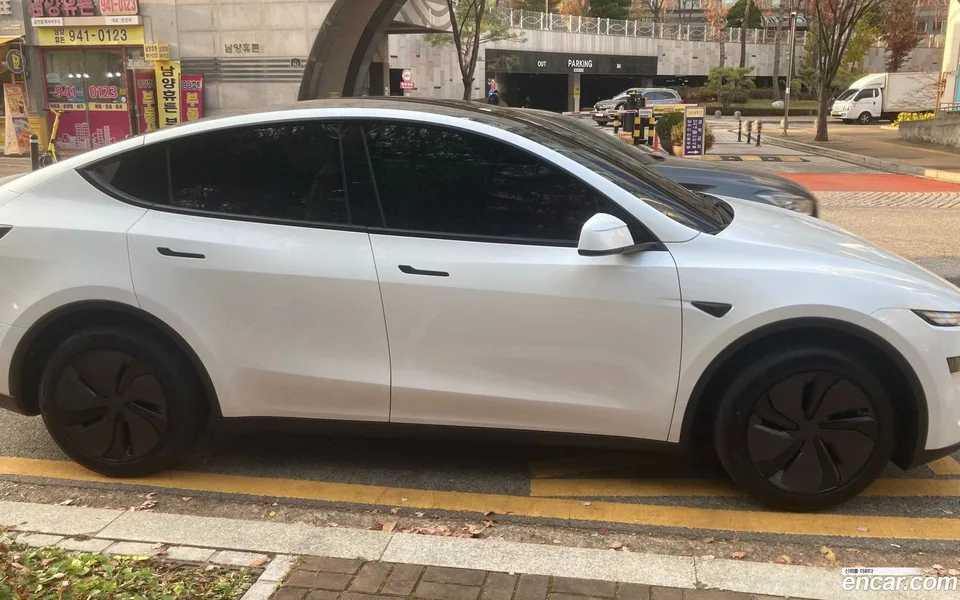 Tesla Model Y RWD 2025 — миниатюра 4