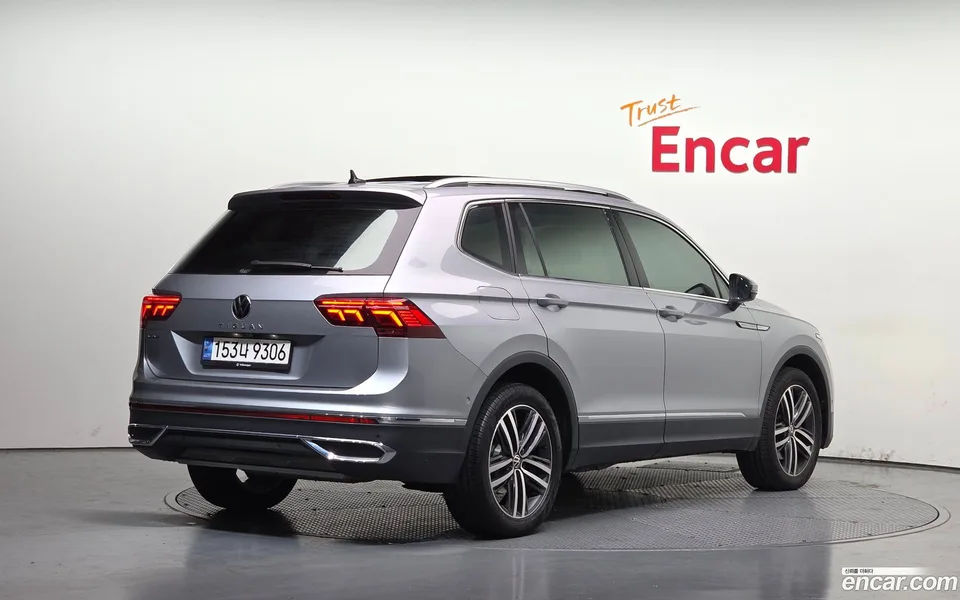 Volkswagen Tiguan Allspace 2.0 TSI 2022 — фото 1, купить с доставкой в Москву
