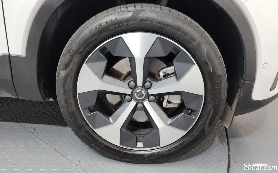 Volvo XC40 B4 2023 — миниатюра 2