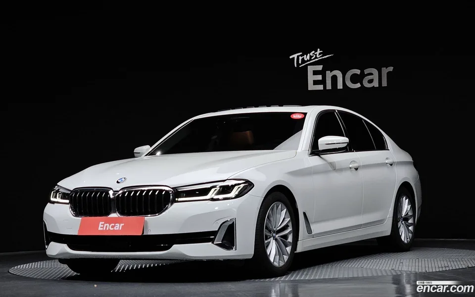 BMW 5 Series 520i 2022 — фото 1, купить с доставкой в Москву