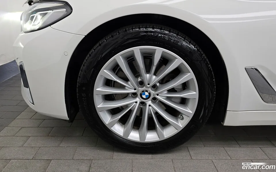 BMW 5 Series 520i 2023 — миниатюра 2