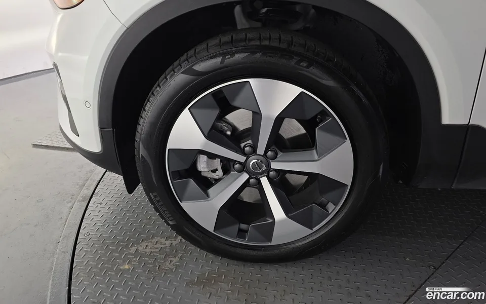 Volvo XC40 B4 2023 — миниатюра 2