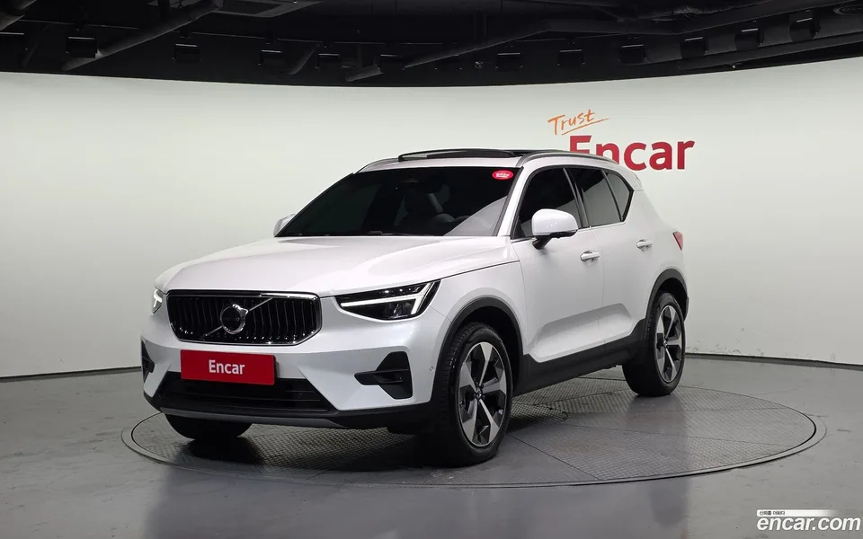 Volvo XC40 B4 2023 — фото 1, купить с доставкой в Москву