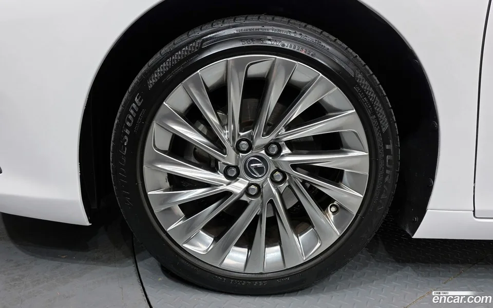 Lexus ES 300h 2022 — миниатюра 2