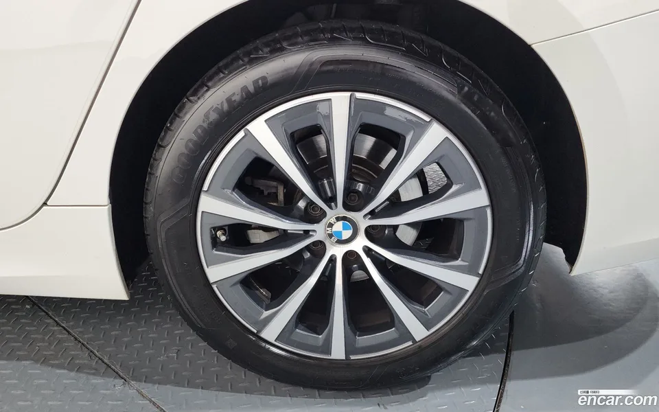 BMW 3 Series 320i 2022 — миниатюра 2