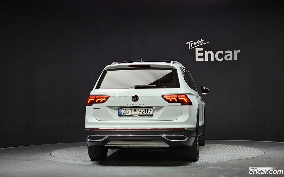 Volkswagen Tiguan Allspace 2.0 TSI 2023 — миниатюра 4