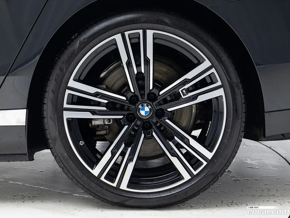BMW i7 xDrive 60 M 2023 — миниатюра 5