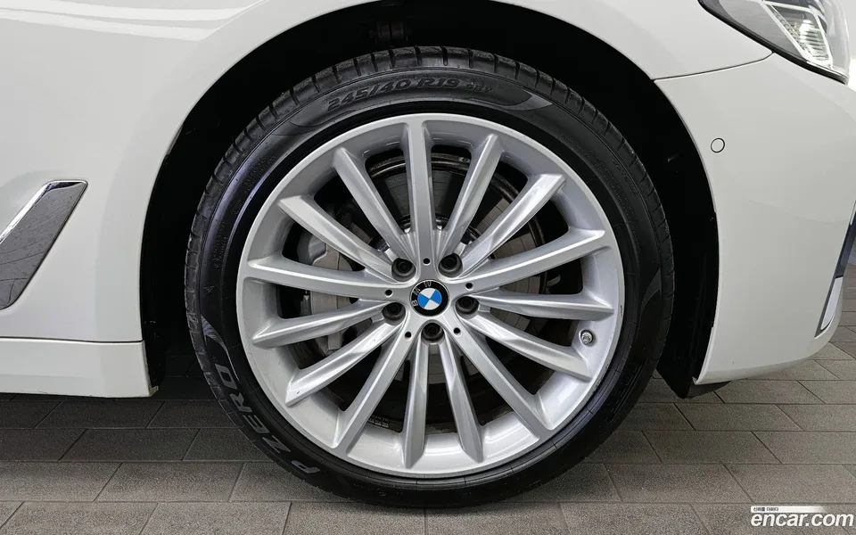 BMW 5 Series 530i 2023 — миниатюра 2
