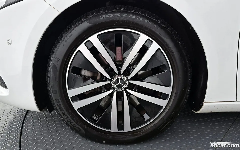 Mercedes-Benz A-Class A220 2022 — миниатюра 5