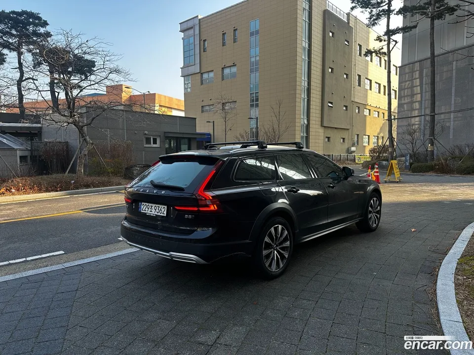 Volvo V90 Cross Country B5 AWD 2024 — миниатюра 2