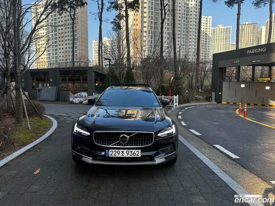 Volvo V90 Cross Country B5 AWD 2024 — фото 1, купить с доставкой в Москву
