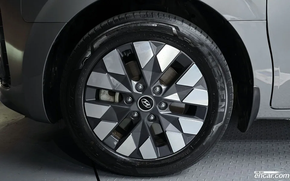 Hyundai Staria 4WD 7 2023 — миниатюра 2