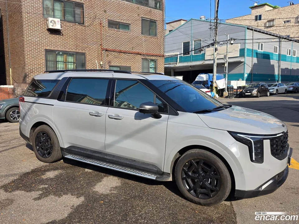 Kia Carnival HEV 9 X Line 2025 — фото 1, купить с доставкой в Москву