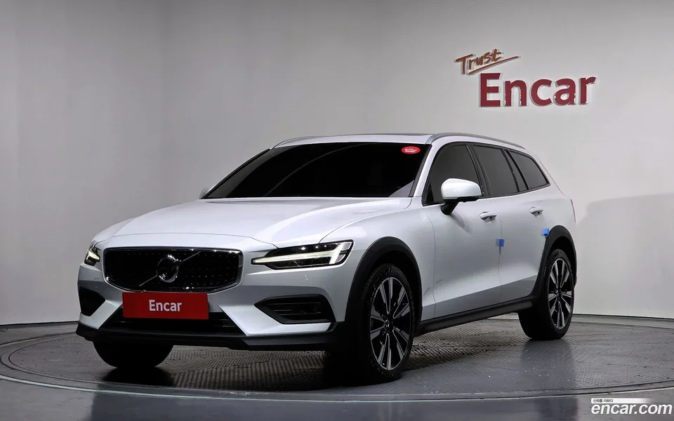 Volvo V60 Cross Country B5 AWD 2022 — фото 1, купить с доставкой в Москву