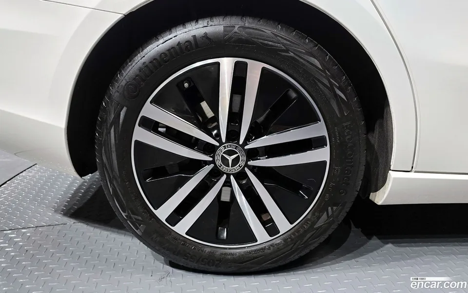 Mercedes-Benz A-Class A220 2022 — thumbnail 5